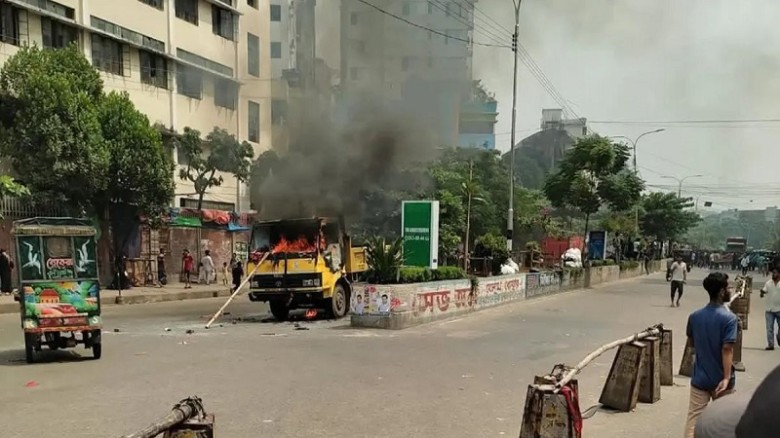 মিরপুরে উচ্ছেদ অভিযান ঘিরে সংঘর্ষ, সিটি করপোরেশনের গাড়িতে আগুন